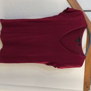 White House Black market T-shirt size small maroon, V-neck